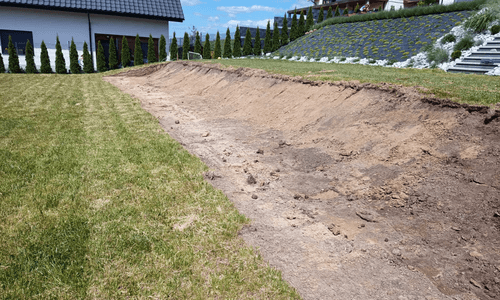 Wywóz gruzu z podjazdu oraz przygotowanie terenu pod trawnik