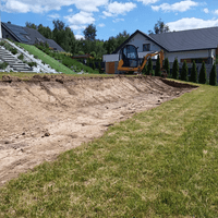 Czym jest niwelacja terenu i jak wykonać ją minikoparką?